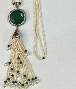 Necklace with pearl beads
