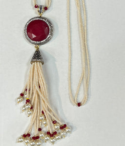 Necklace with pearl beads